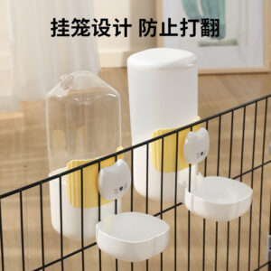 Hanging cat feeder with face design for easy food filling, can be hung in a cage, automatic water storage and wet/dry separation.